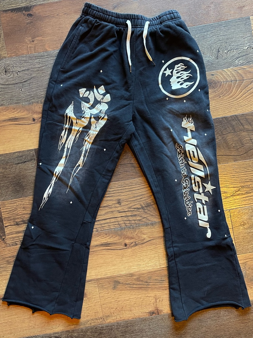 NWT Hellstar black sweatpants w/ graphics size large